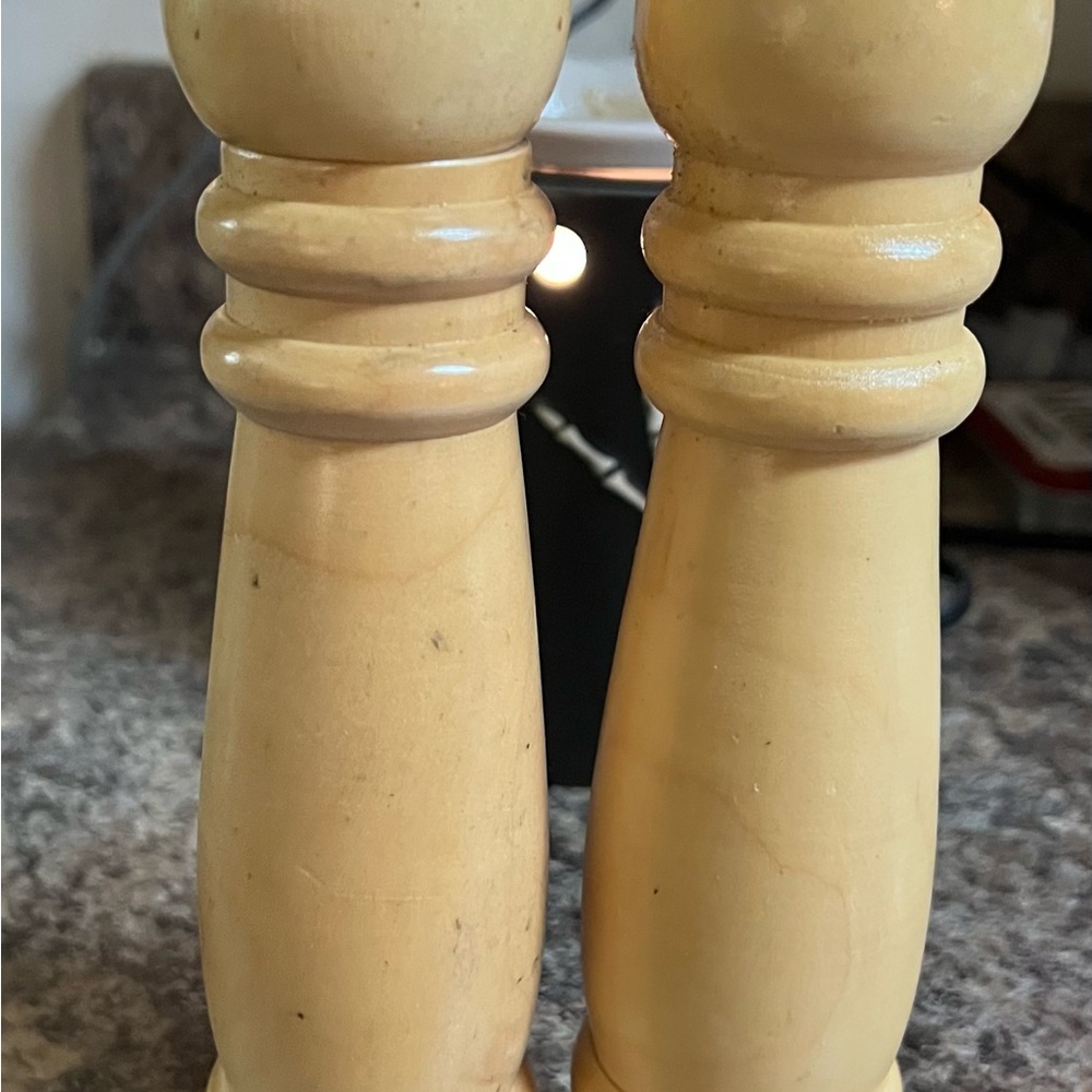 Elegant Cream Wooden Salt&Pepper Grinders